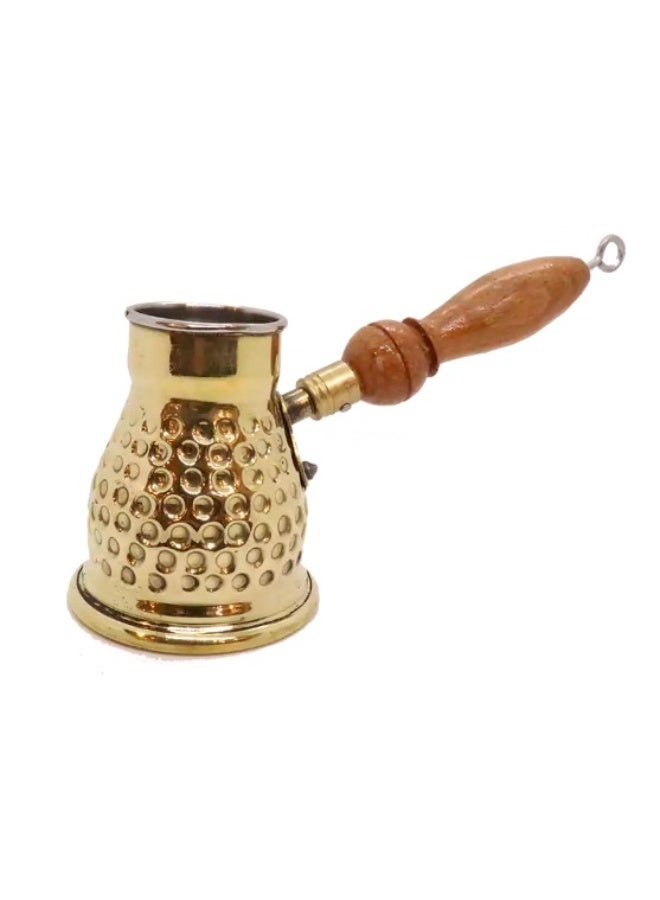 كنكة قهوة نحاسية بمقبض خشبي، مقاس 2، بلون ذهبي أنيق لتحضير قهوة مثالية.